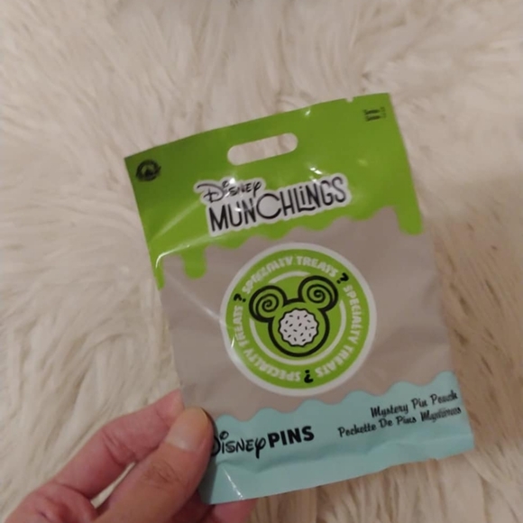 💖FIRM! NWT DISNEY PARKS DISNEY MUNCHLINGS SERIES 3 MYSTERY BAG TRADING PIN - Picture 2 of 6